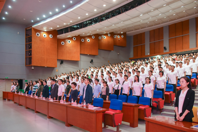 太阳成城集团tyc234cc全体新生奏唱国歌