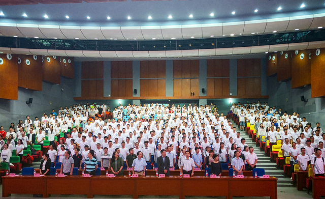 太阳成城集团tyc234cc全体新生奏唱哈工大之歌