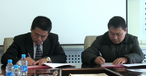 我校与卧龙集团举行动力锂离子电池项目合作签字仪式