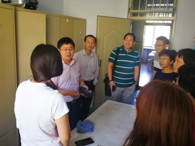 院领导及班主任走访寝室