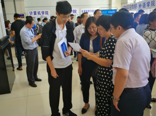 院领导及班主任迎接新生